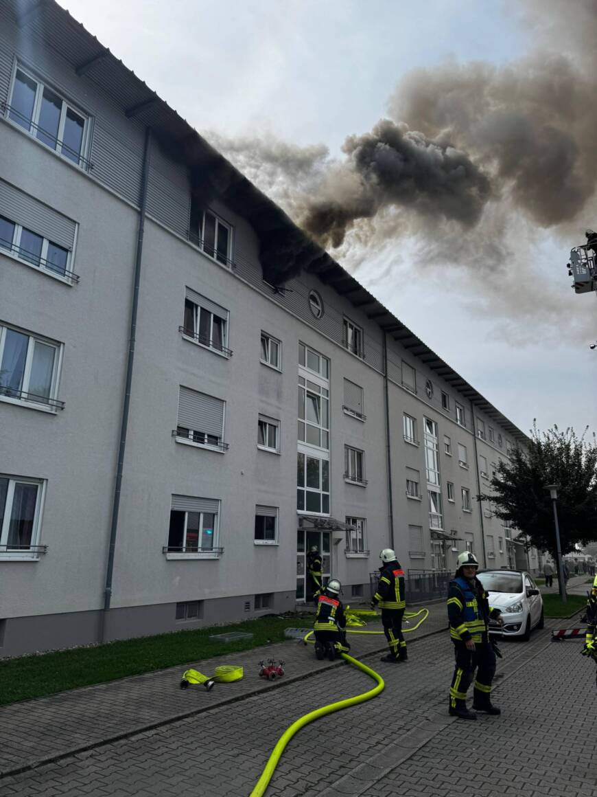 Ausgedehnter Wohnungsbrand in einem Mehrfamilienhaus in Bretten mit sechs Verletzten – Feuerwehr rettete mehrere Bewohner über Leitern – Großeinsatz der Hilfsorganisationen