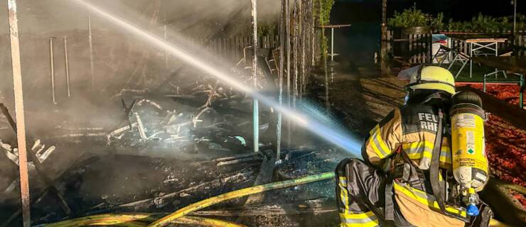 Vollbrand einer Strandgaststätte am Epplesee forderte die Freiwillige Feuerwehr Rheinstetten