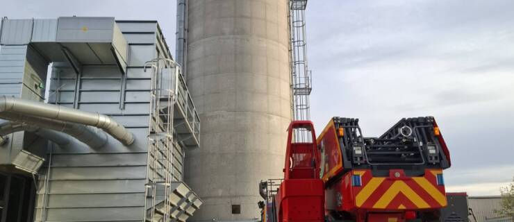 Brandentwicklung in einem Holzspänesilo in Waghäusel fordert Großeinsatz der Feuerwehr