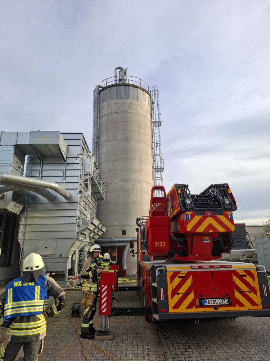Brandentwicklung in einem Holzspänesilo in Waghäusel fordert Großeinsatz der Feuerwehr
