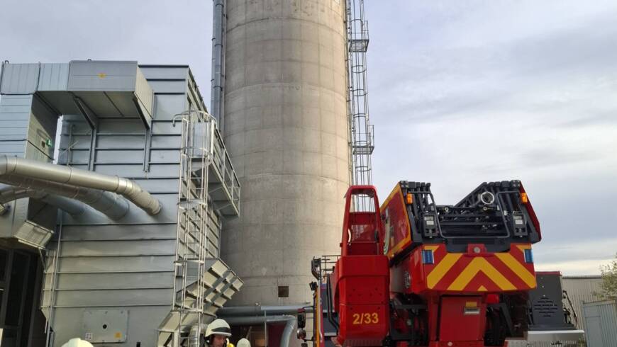 Brandentwicklung in einem Holzspänesilo in Waghäusel fordert Großeinsatz der Feuerwehr
