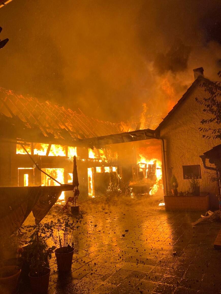 Großbrand in Eggenstein-Leopoldshafen – Anbau und Wohnhaus stark beschädigt