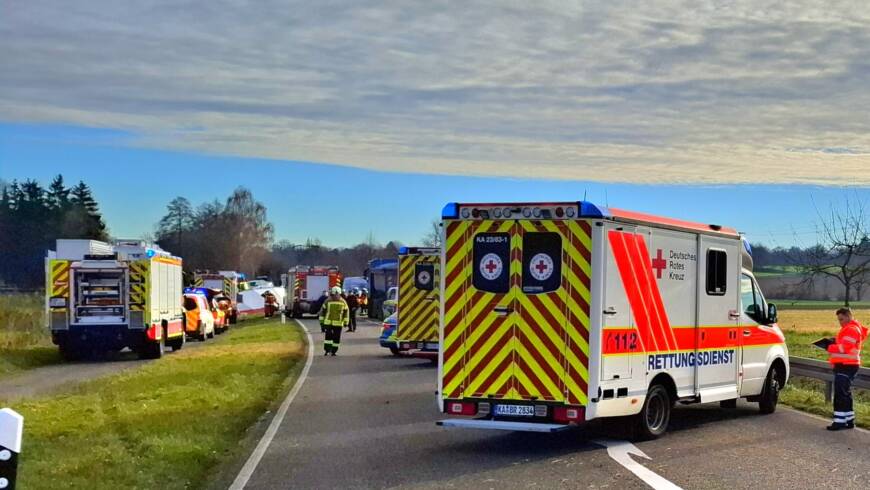 Tödlicher Verkehrsunfall in Ubstadt-Weiher fordert Feuerwehr