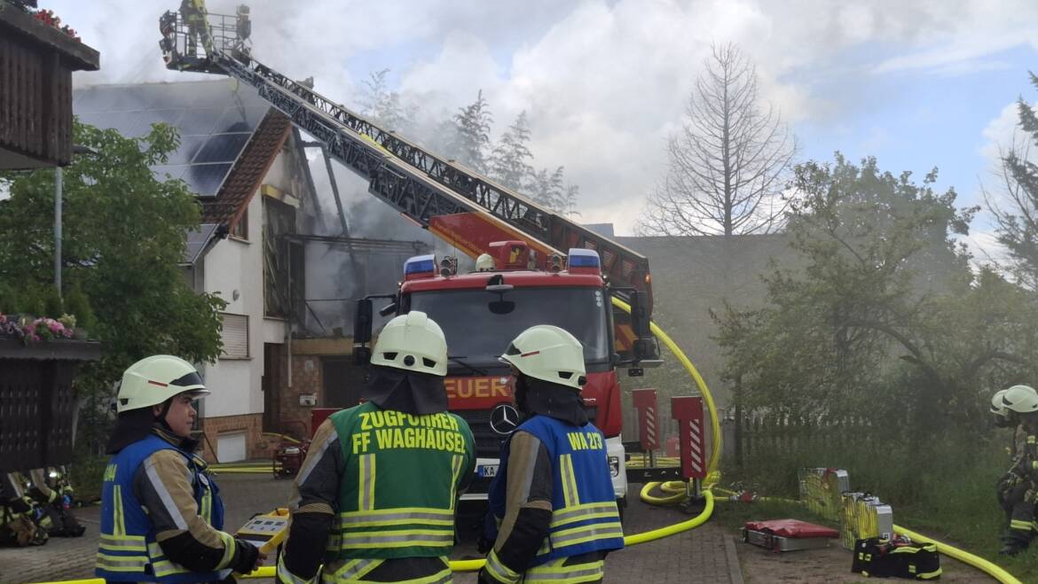 Dachstuhlbrand eines Wohngebäudes in Waghäusel fordert Feuerwehr