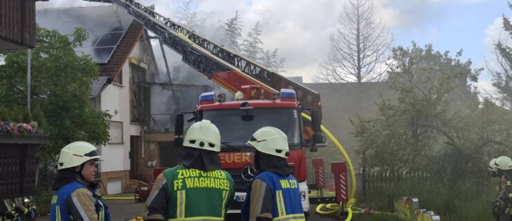 Dachstuhlbrand eines Wohngebäudes in Waghäusel fordert Feuerwehr