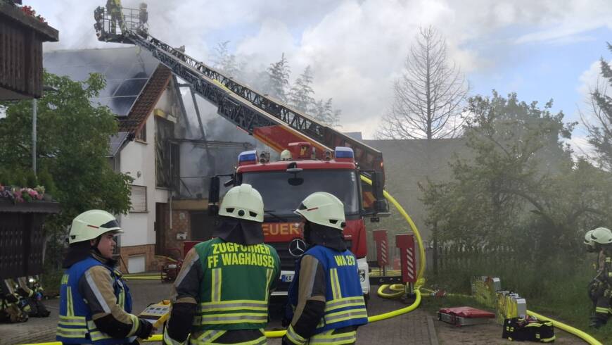 Dachstuhlbrand eines Wohngebäudes in Waghäusel fordert Feuerwehr