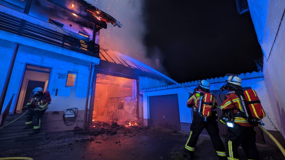 Scheunenbrand in Mingolsheim – Feuerwehr verhindert Übergreifen der Flammen auf Wohnhaus