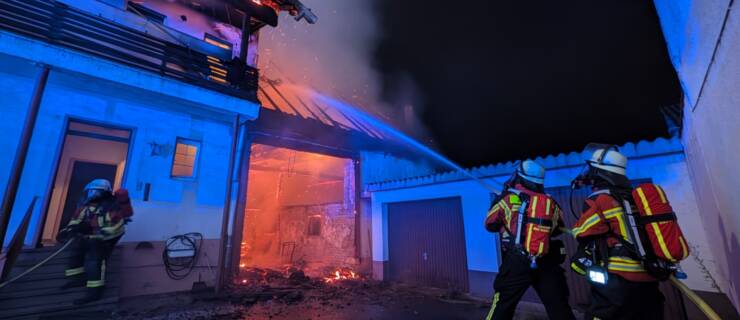 Scheunenbrand in Mingolsheim – Feuerwehr verhindert Übergreifen der Flammen auf Wohnhaus