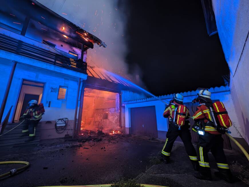 Scheunenbrand in Mingolsheim – Feuerwehr verhindert Übergreifen der Flammen auf Wohnhaus