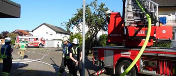 Balkonbrand greift auf Dachstuhl über