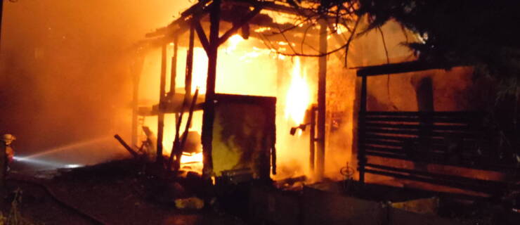 Scheunenbrand beschädigt angrenzendes Wohnhaus