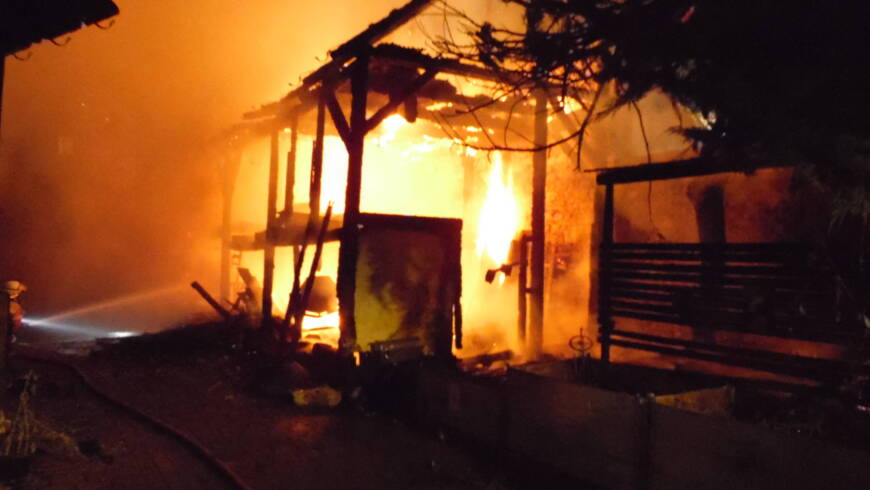 Scheunenbrand beschädigt angrenzendes Wohnhaus