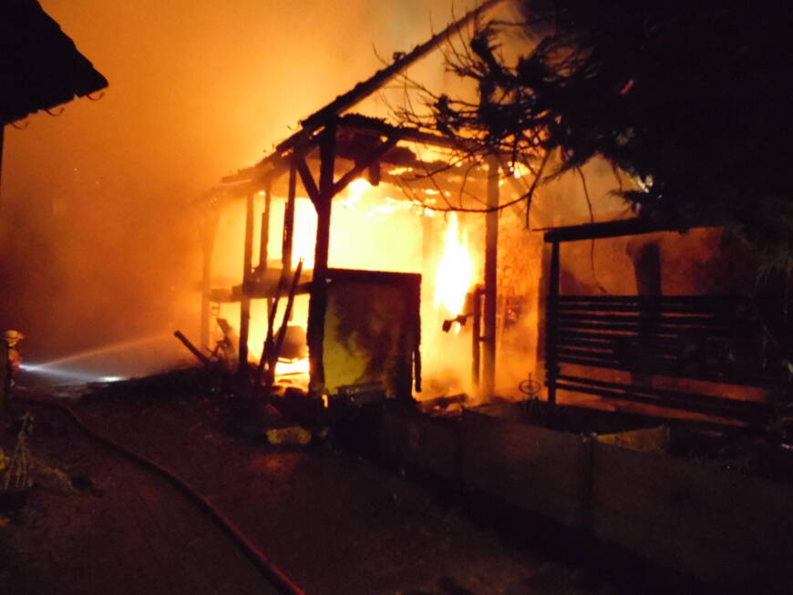Scheunenbrand beschädigt angrenzendes Wohnhaus