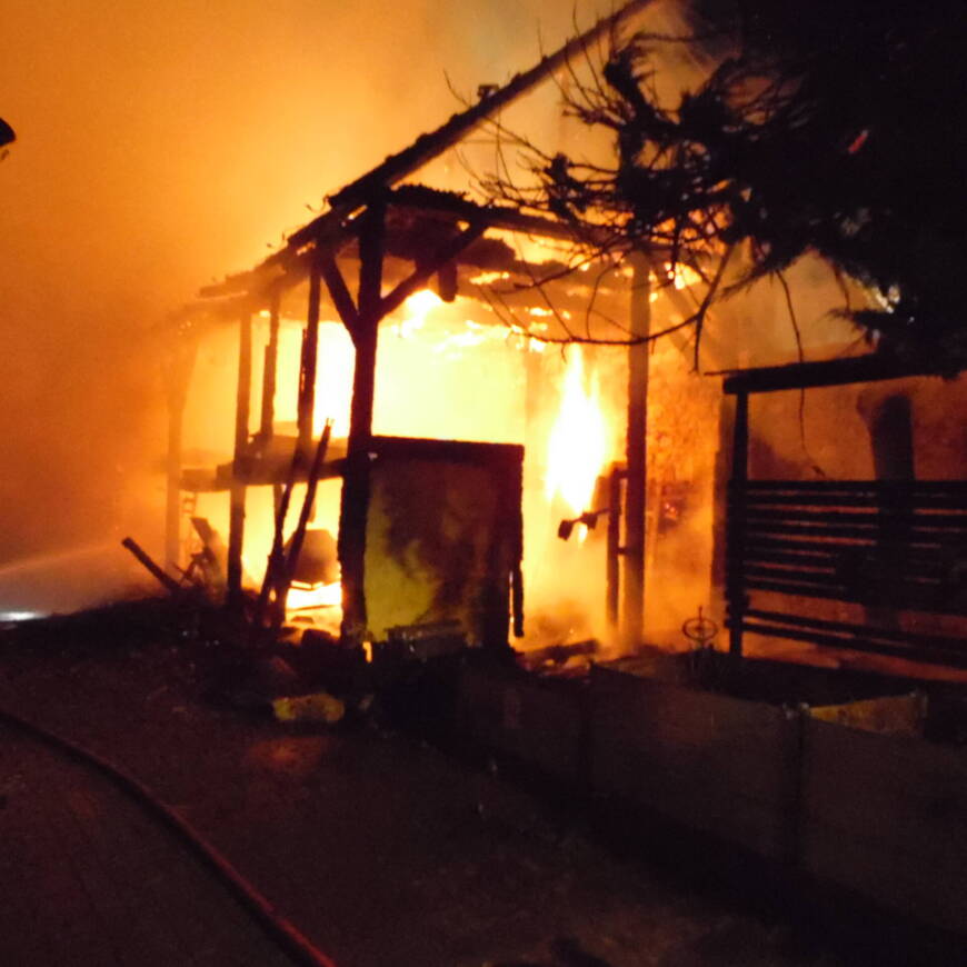 Scheunenbrand beschädigt angrenzendes Wohnhaus