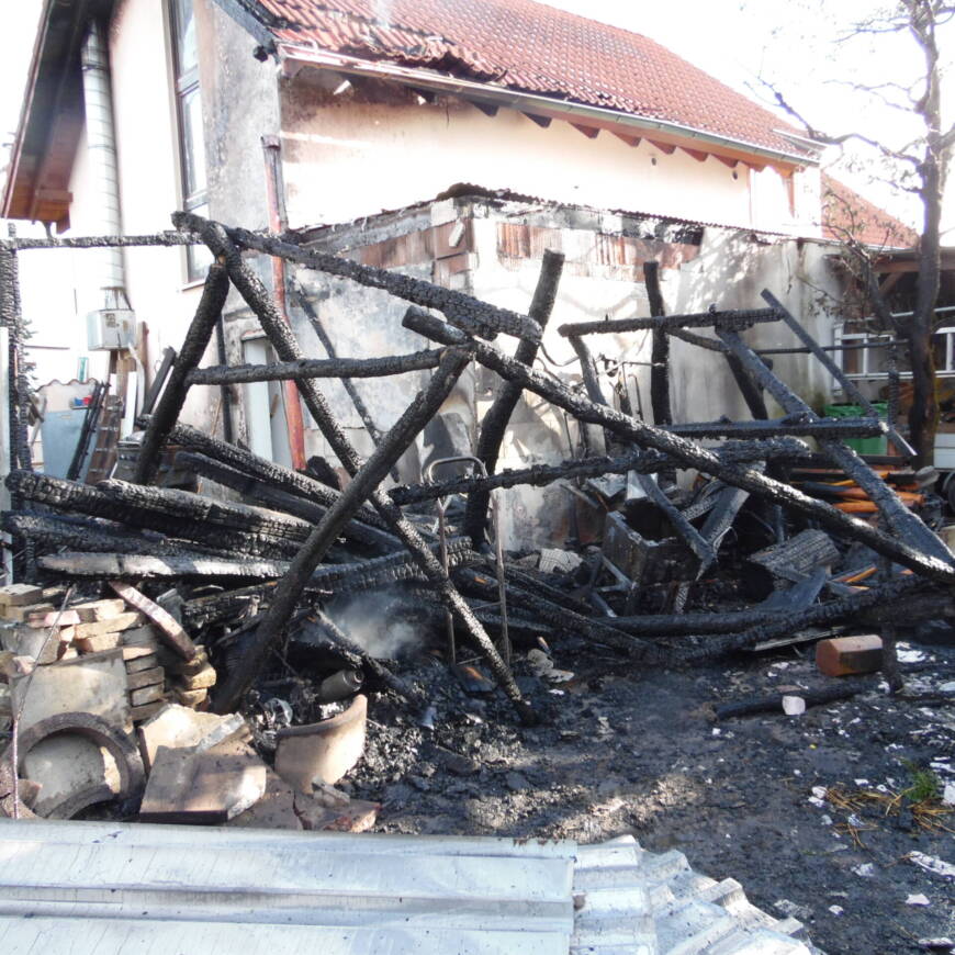 Flammen greifen auf Wohnhäuser über: Großeinsatz der Feuerwehren in Kronau